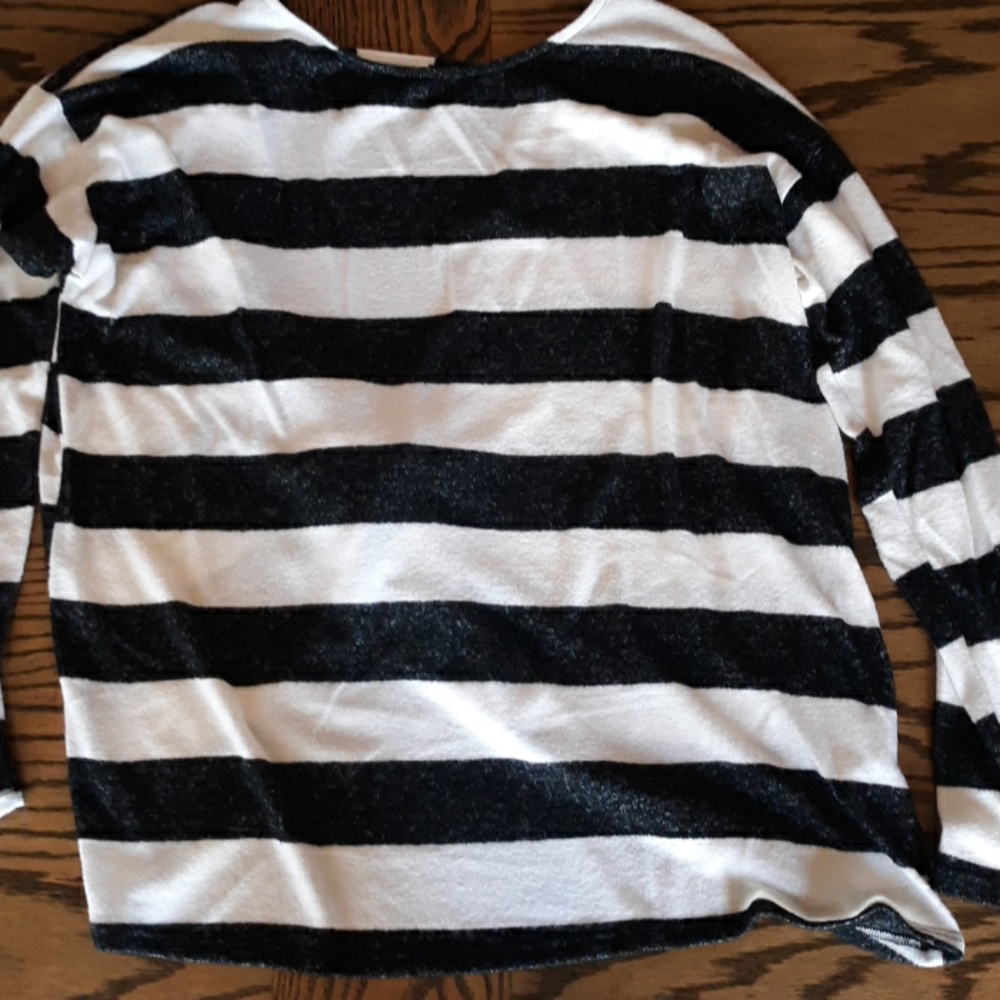 Womens black and white twist back long shirt